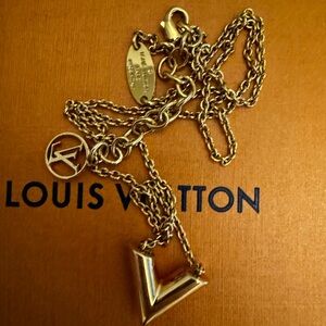LV essential V necklace
